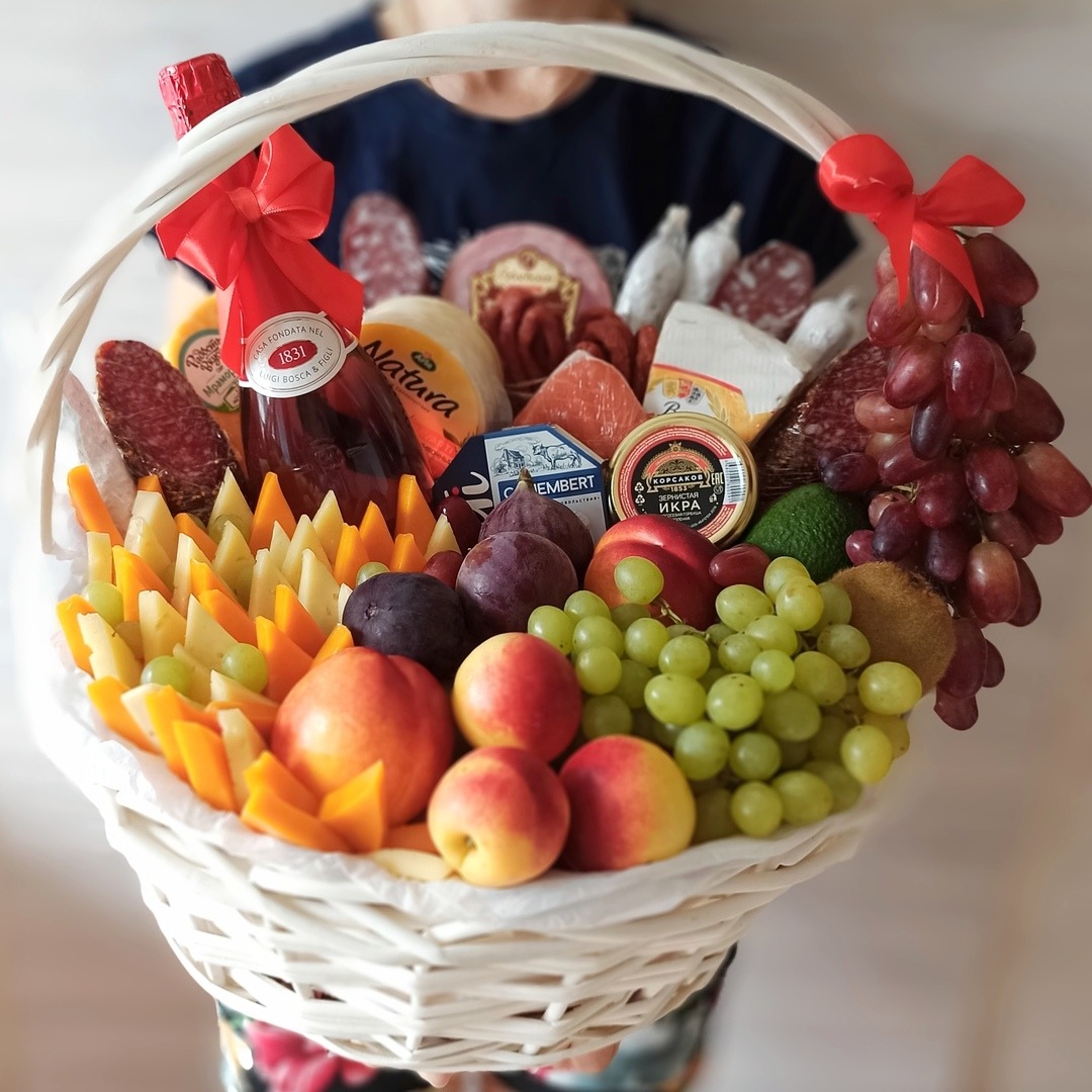 Sedobnyj-buket-246.-Korzina-s-fruktami-i-syrom.jpg